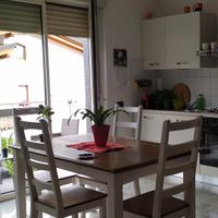 tavolo sedie e credenza