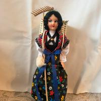 Bambola vintage da collezione costume tradizionale