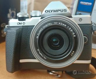 OLYMPUS OM-D E-M10 Mark II + 2 OBIETTIVI + GRIP