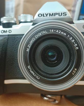 OLYMPUS OM-D E-M10 Mark II + 2 OBIETTIVI + GRIP