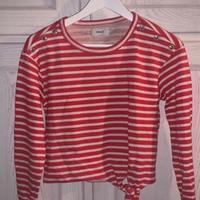 maglia a righe rosse e bianche