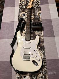 Squier Bullet Strat con tracolla Fender e mini amp