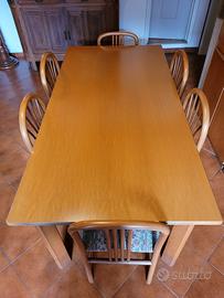 Tavolo da pranzo rettangolare con sedie