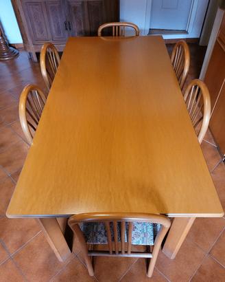 Tavolo da pranzo rettangolare con sedie