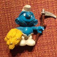 puffo contadino con falce e fieno