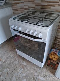 fornello a gas+ forno elettrico marca Indesit 