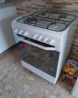 fornello a gas+ forno elettrico marca Indesit 