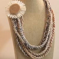 Sciarpa collana in cotone con girasole