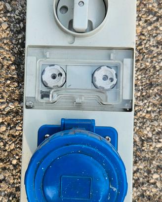Presa industriale 240 v monofase