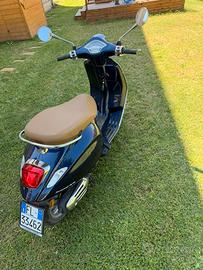 Vespa primavera 125 blu