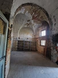 Porzione di palazzo storico con terreno