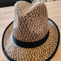 Cappello di paglia intrecciata