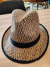 Cappello di paglia intrecciata