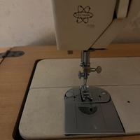 Macchina da cucire vintage Singer con mobile origi