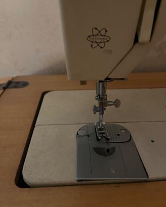 Macchina da cucire vintage Singer con mobile origi