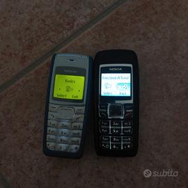 2 telefoni più 1 caricabatterie 