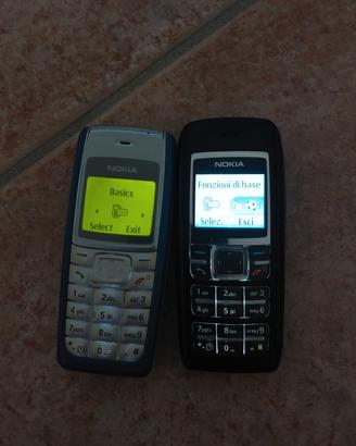 2 telefoni più 1 caricabatterie 