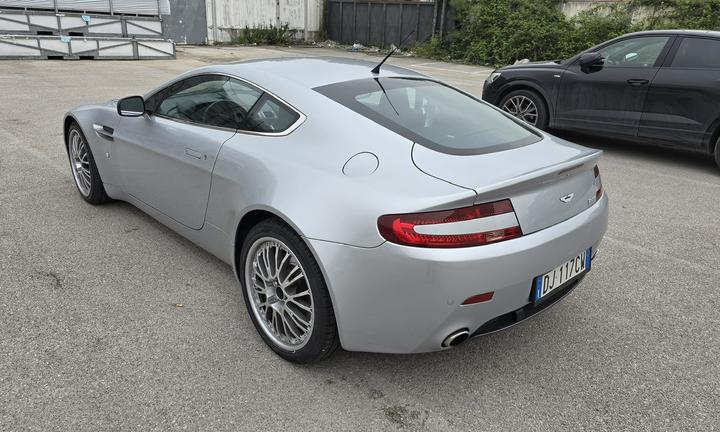 Aston martin vintage v8