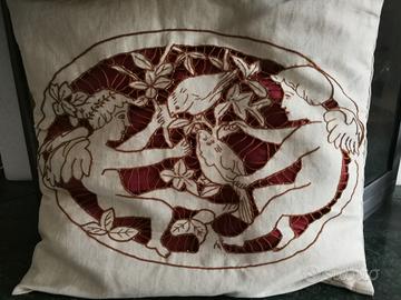 cuscino ricamato a mano