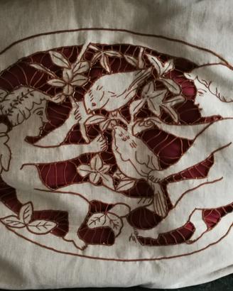 cuscino ricamato a mano