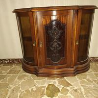 mobiletto in legno con vetri