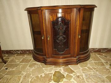 mobiletto in legno con vetri