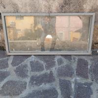 Finestra di ferro con telaio, vetro e gancio