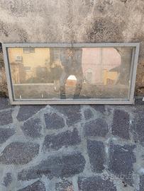 Finestra di ferro con telaio, vetro e gancio