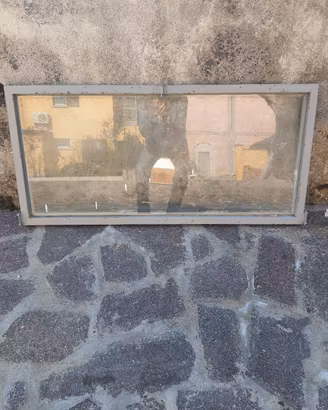 Finestra di ferro con telaio, vetro e gancio