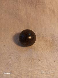 Palla da colubrina in ferro pieno.