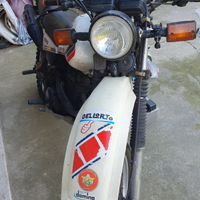 Moto d'epoca Yamaha xt 550 con accessori