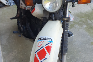 Moto d'epoca Yamaha xt 550 con accessori