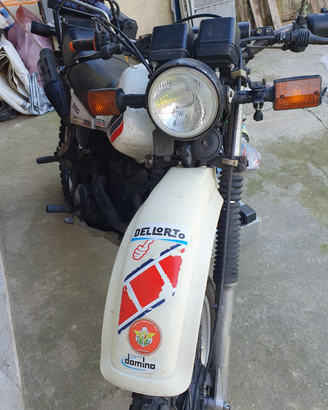 Moto d'epoca Yamaha xt 550 con accessori