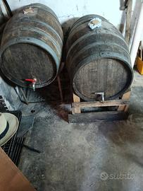 due botti di rovere compresi di porta botti.