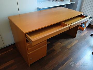 Scrivania in legno robusto 160x75 cm