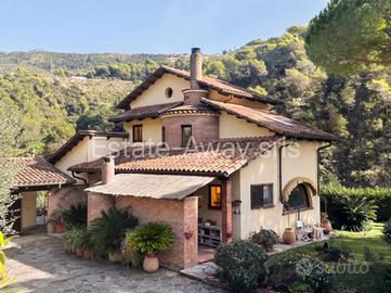 Casa indipendente di 230 m² con più di 5 locali e 