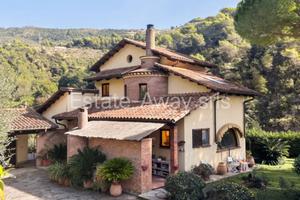 Casa indipendente di 230 m² con più di 5 locali e 