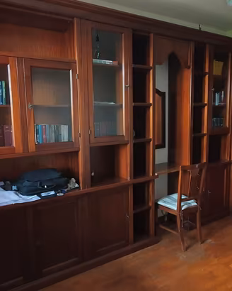 Libreria in legno noce con vetrine