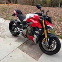Ducati Streetfighter V4S full Akra
