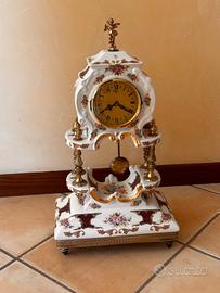 Orologio Limoges con pendolo bianco, oro e rosso