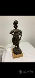 Antica scultura di bronzo.