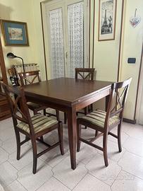 Tavolo in legno scuro allungabile completo di sedi