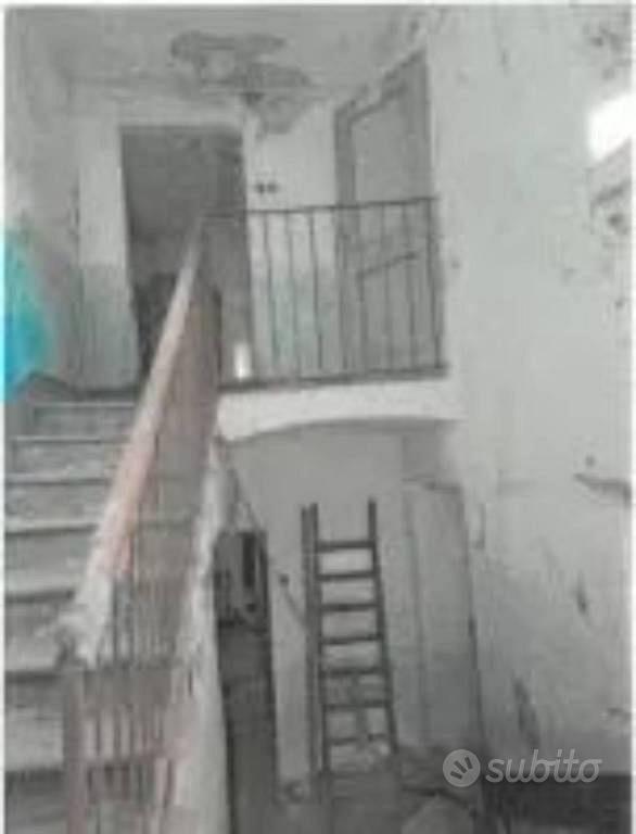 Immobile in asta di 196 m² con più di 5 locali a M - Vista 2