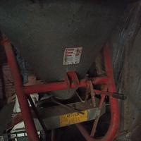 spandiconcime attrezzo agricolo