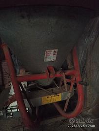 spandiconcime attrezzo agricolo