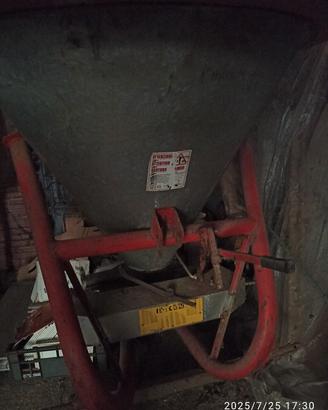 spandiconcime attrezzo agricolo