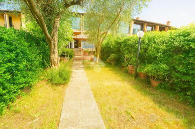 VILLA A SCHIERA A ROMA