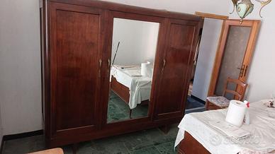Armadio Vintage in Legno con Specchio