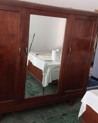 Armadio Vintage in Legno con Specchio