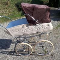 Carrozzina vintage marca Peg restaurata